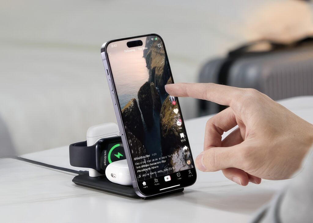 ESR HaloLock 3 in 1 Travel Wireless Charging Set